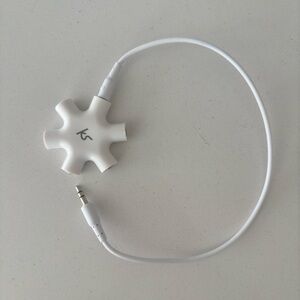 Headphones hub for 6 jack aux connector